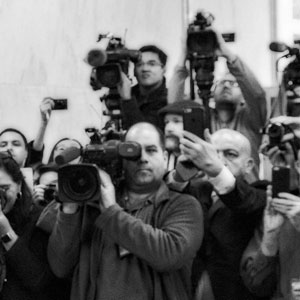 Los periodistas esperan después de una reunión de la Asamblea General. Foto ONU/Rick Bajornas