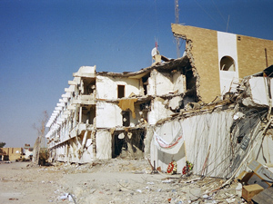 Una vista parcial del exterior de la sede de las Naciones Unidas en Bagdad de los, que fue destruido por un camión bomba el 19 de agosto de 2003.