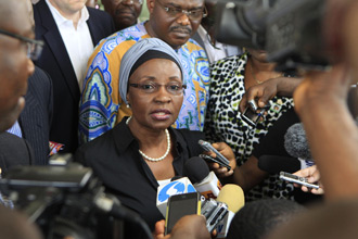 La Vicesecretaria General Asha-Rose Migiro, hablando a la prensa fuera del hospital nacional de Abuja, el 28 de agosto, después de
 visitar a los heridos en el ataque. Foto de la ONU / AP / Rebecca Blackwell