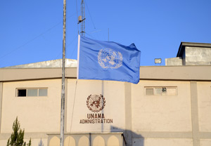 La bandera de las Naciones Unidas en Kabul ondea a media asta en las oficinas de la Misión de Asistencia de las Naciones Unidas en el Afganistán (UNAMA), 2 de abril de 2011. Foto de la ONU / Christophe Verhellen