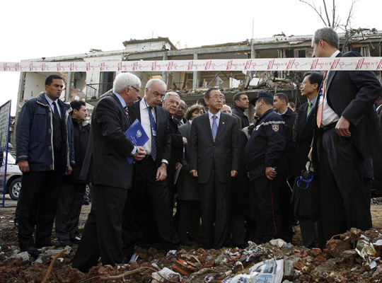 El Secretario General Ban Ki-moon, visita el lugar del atentado en Argel.