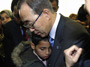 El Secretario General consuela a un niño que perdió a un familiar en Argel.