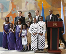 De izquierda a derecha: Srgam Kerim (presidente de la Asamblea General), Eugenie Mukeshimana (superviviente de genocidio), Ban Ki-moon (ex Secretario General de la ONU), el Sr. Joseph Nsengimana (Representante Permanente de Rwanda) y unos niños rwandeses.
