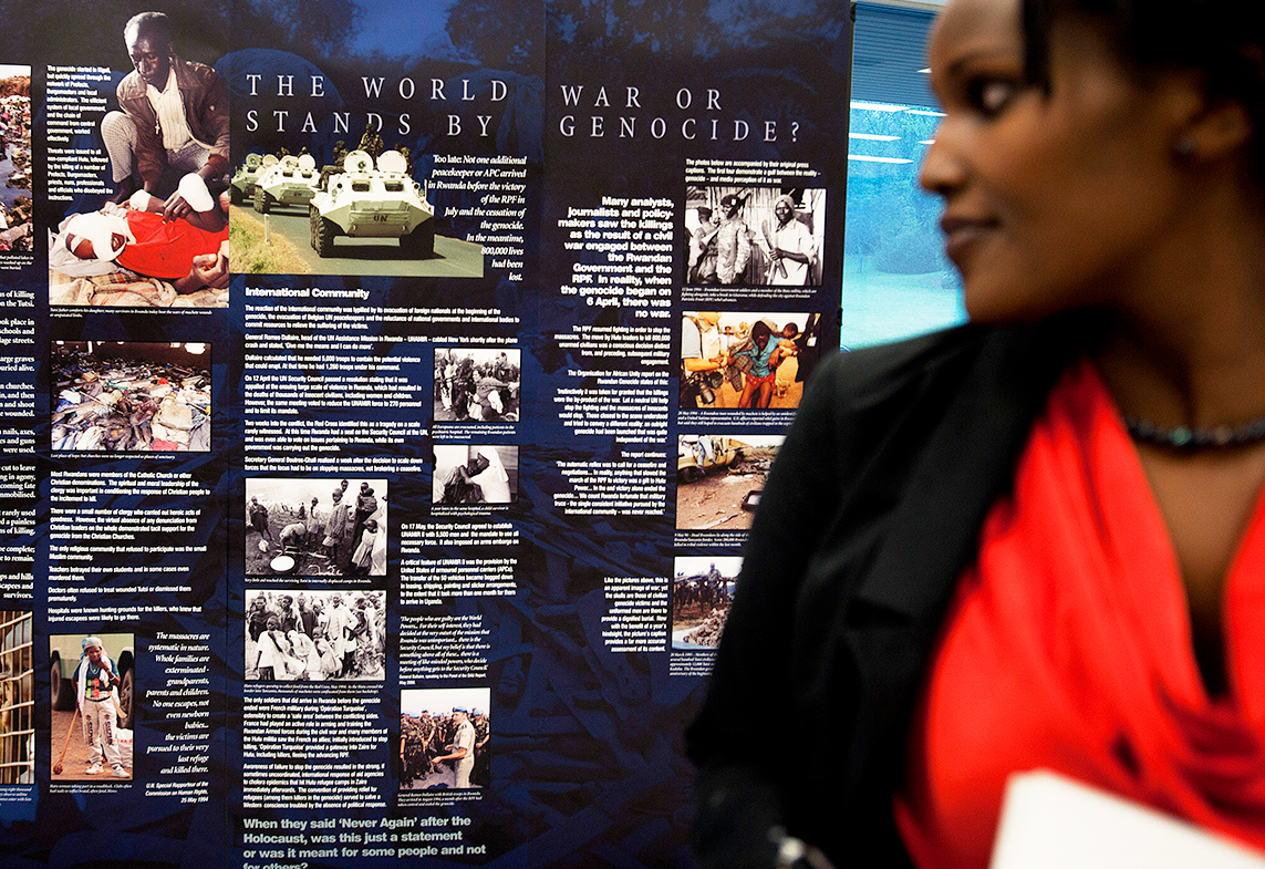 Una mujer mira una exposición sobre el genocidio de 1994 en Rwanda que se exhibe en Ginebra.