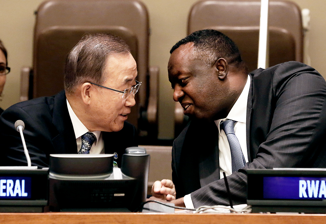 El Secretario General Ban Ki-moon intercambia algunas palabras con el Representante Permanente de la República de Rwanda ante la ONU, Eugène-Richard Gasana
