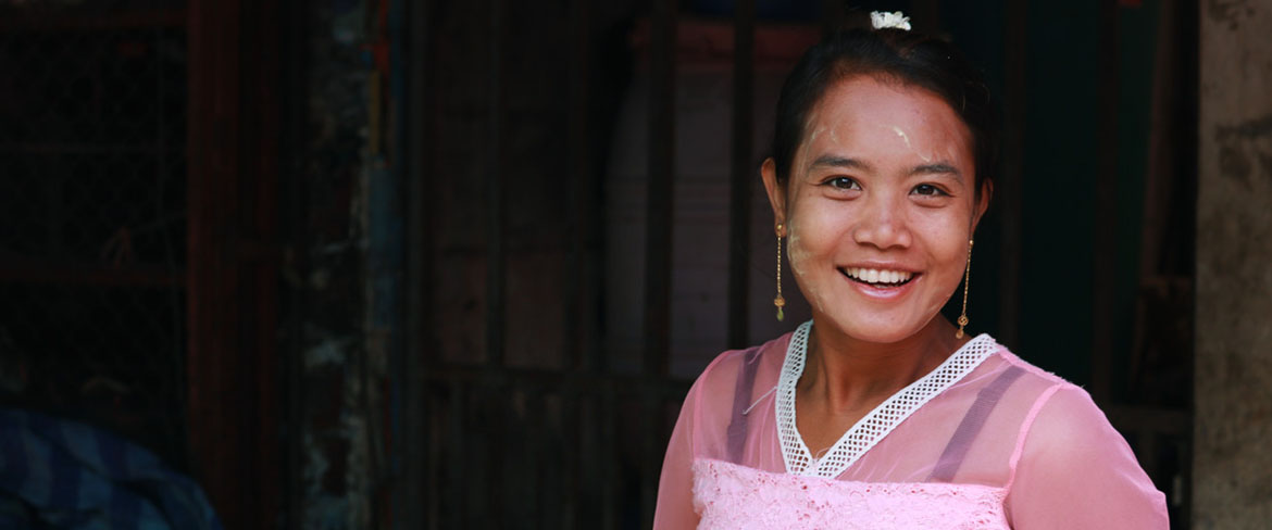Primer plano una mujer con traje tradicional, en Tailandia.