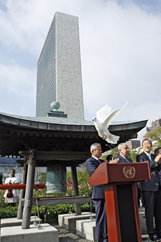 El Secretario General Ban Ki-moon (derecha) junto al Presidente de la Asamblea General Ali Abdussalam Treki (centro) y Yukio Takasu (izquierda), Representante Permanente de Japón ante las Naciones Unidas, en la ceremonia en los rosales de Naciones Unidas con motivo de la celebración del Día Internacional de la Paz el 18 de Septiembre. Foto de la ONU/Mark Garten