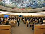 Participantes se reúnen para el décimo período de sesiones del Consejo de Derechos Humanos, Ginebra, Suiza. (Foto de la ONU/Virot Pierre-Michel)
