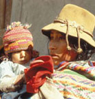 Una madre indígena con su hijo