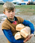 Un niño llevando pan