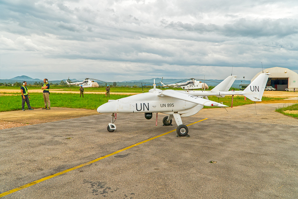 Un drone fait le plein avant de décoller pour un vol de reconnaissance dans l’est de la République démocratique du Congo (RDC). Après la RDC en 2013, plusieurs missions ont eu recours à des véhicules aériens téléguidés non armés (drones). Les drones fournissent des images en temps réel des situations au fur et à mesure de leur développement sur le terrain. En améliorant les délais de réponse, les drones permettent à l’ONU de mieux protéger les civils. Les drones peuvent également lancer l’alerte de l’imminence d’attaques contre des soldats de la paix. Photo : ONU/Sylvain Liechti