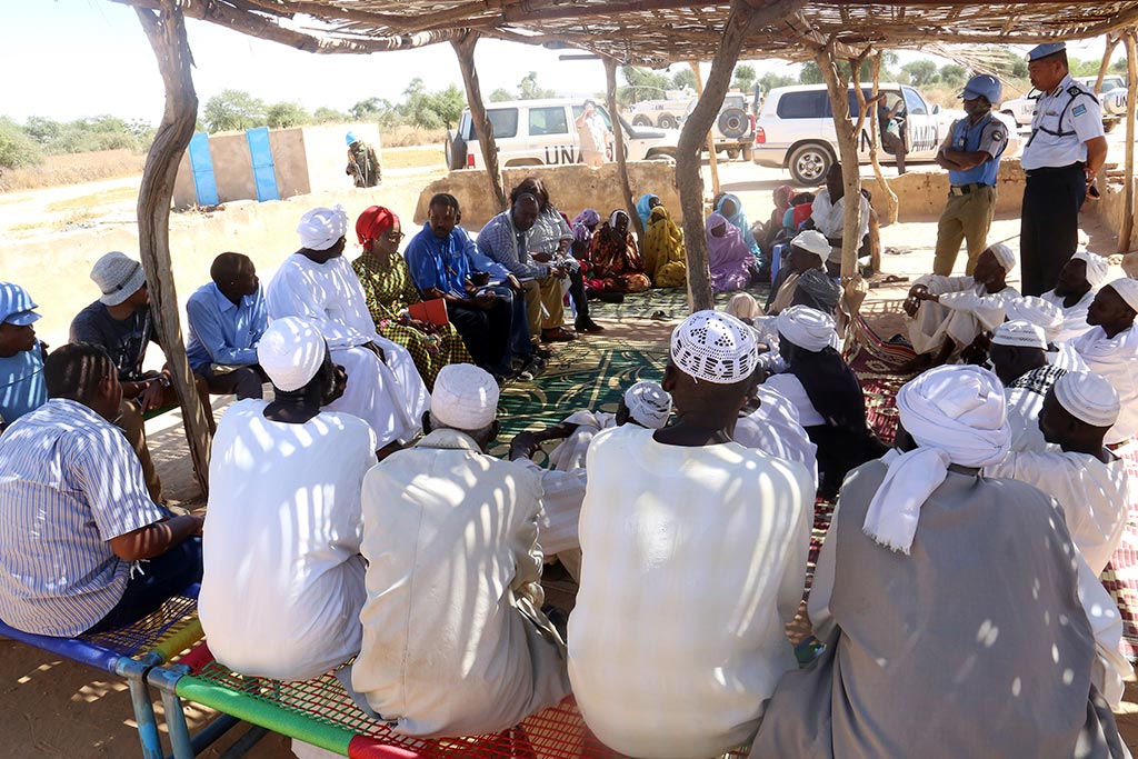 La Représentante spéciale conjointe adjointe de la MINUAD, Mme Anita Kiki Gbeho, visite le camp de personnes déplacées de Rongatas, dans le Darfour central. Elle informe les représentants des personnes déplacées de la reconfiguration en cours de la Mission et écoute leurs préoccupations sécuritaires et humanitaires. Photo : ONU/Mohammed Idriss