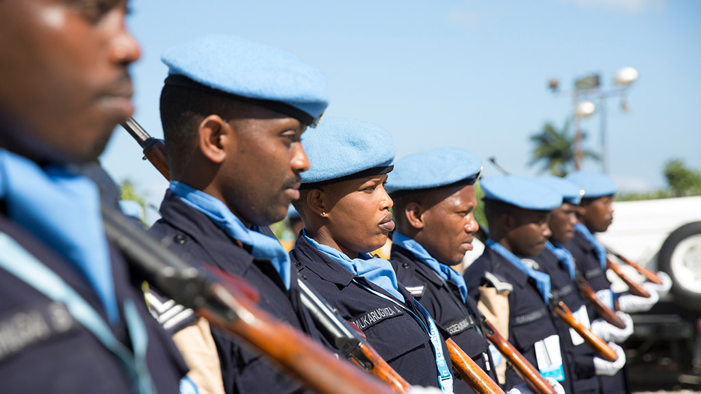 Une unité de police constituée du Rwanda servant au sein de la MINUJUSTH en Haïti, au garde-à-vous. Photo : ONU/Leonora Bauman