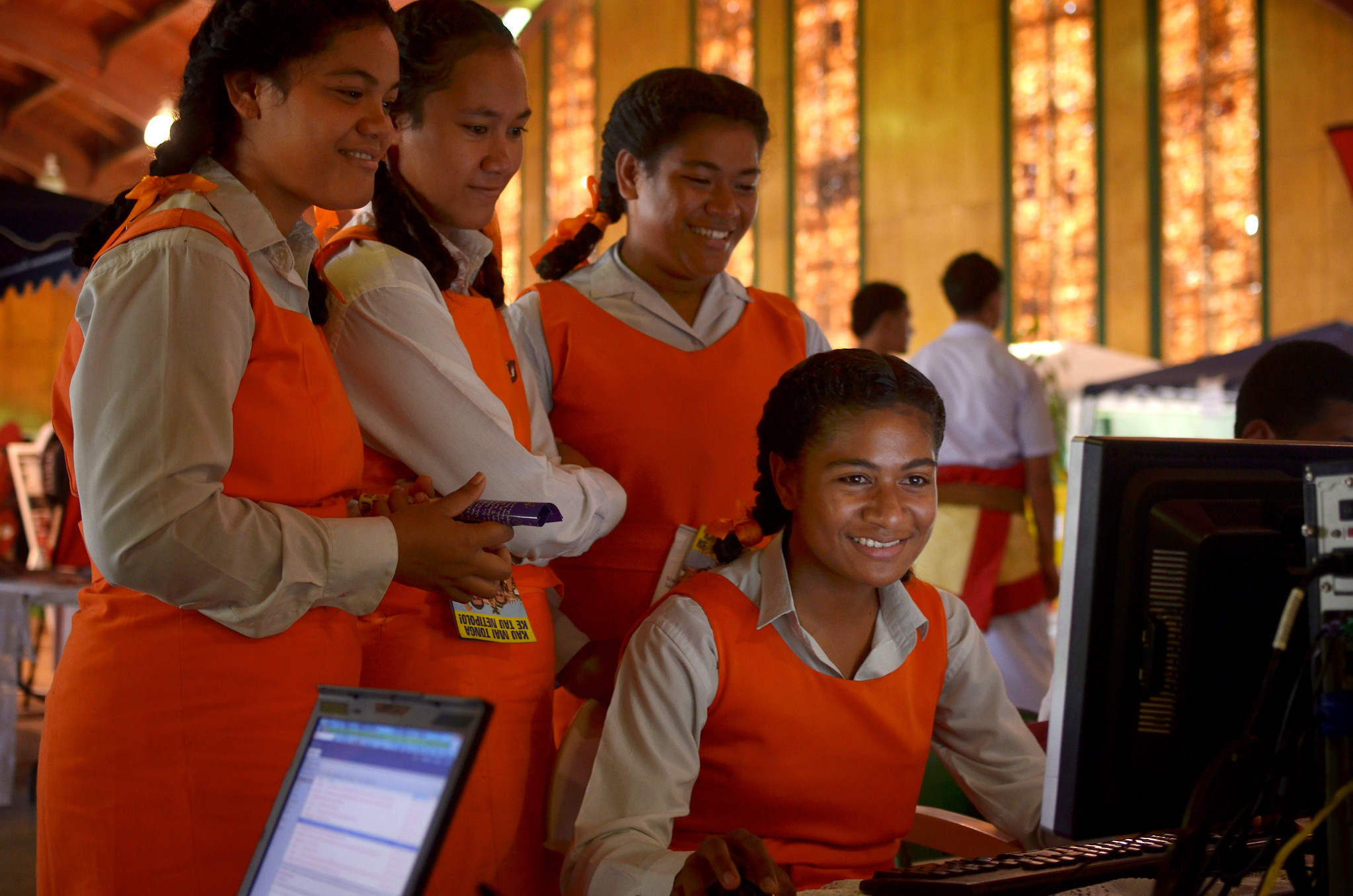 Des étudiants du Tailulu College de Tonga utilisent des nouveaux services à haut débit lors des célébrations de la Journée mondiale des télécommunications et de la société de l'information dans la capitale tongane, Nuku'alofa. Photo: Banque mondiale/Tom Perry