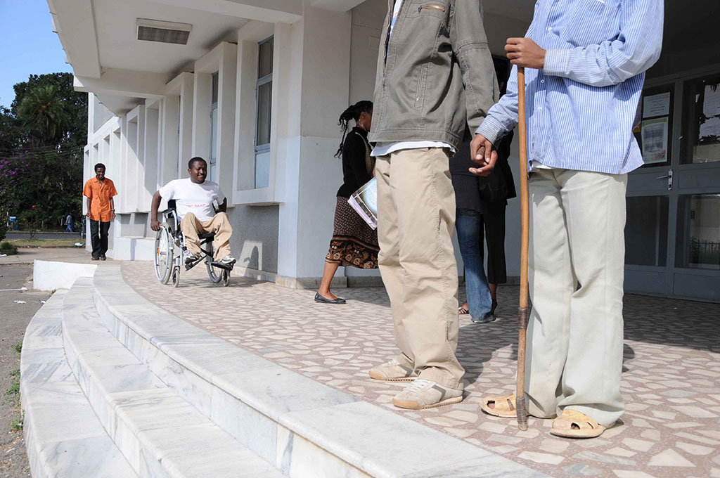 Des personnes vivant avec un handicap ou non entrent dans un bâtiment d’une université à Addis-Abeba, en Éthiopie. 