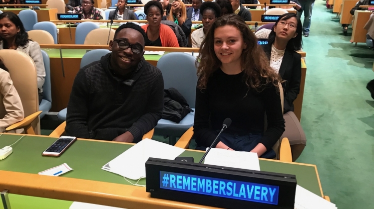 Étudiants dans le hall de l'Assemblée générale pendant la visioconférence.  Au premier plan : Naeem Harvey (Benjamin Banneker Academy) et Mia Schaefer (École internationale des Nations Unies)