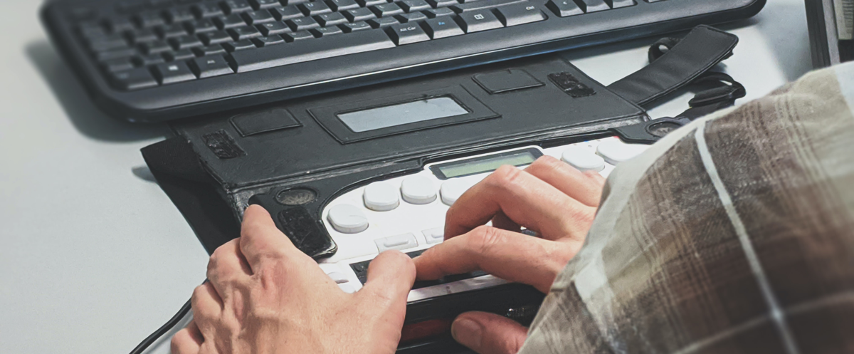 Une personne aveugle utilise un terminal Braille.