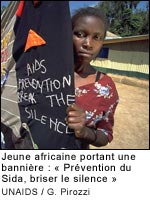 Jeune africaine portant une bannire-Prvention du Sida, briser le silence