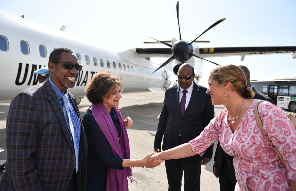 Head of Mission, UN Support Office in Somalia, Lisa Filipetto (on the right) greets Rosemary DiCarlo, the Under-Secretary-General for Political and Peacebuilding Affairs, at Mogadishu, Somalia. By UN Photo/Ilyas Ahmed 
