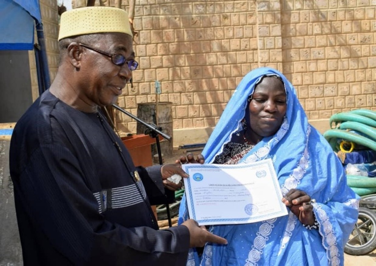 A women receiving a certificate after a professional training, Timbuktu