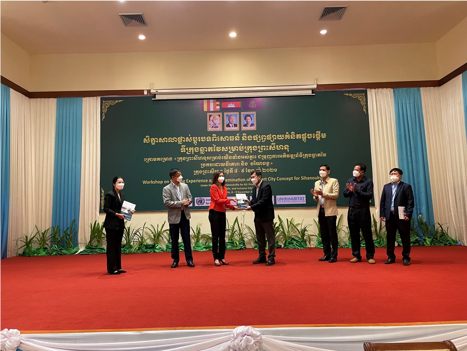 Handing over the Smart City concept report to the Deputy Governor at the province workshop