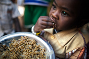 Un enfant se nourissant. Photo ONU d'Albert González Farran