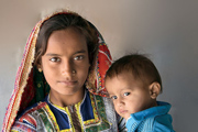 Couverture du rapport 2013 - Une jeune fille avec son bébé