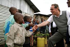Le Vice-Secrétaire général, Jan Eliasson, serre la main à des enfants.