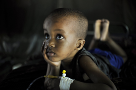 Un enfant traité pour le paludisme dans une clinique en Somalie