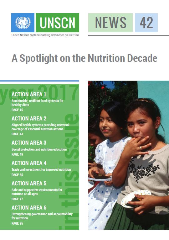 Couverture du bulletin d’information n° 42 du Comité permanent de la nutrition du système des Nations Unies: la Décennie de la Nutrition sous les projecteurs.