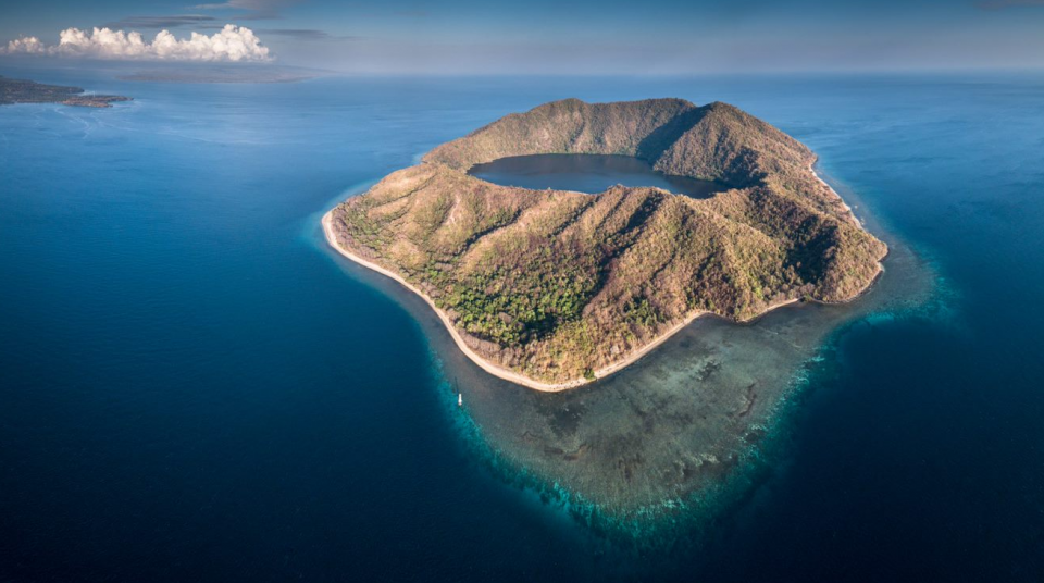 Island with internal lake. Photo: Ogata, UN World Oceans Day Photo Competition 