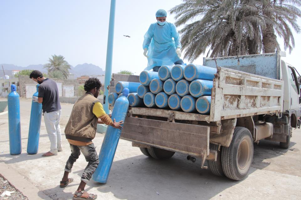 Oxygen cylinders are being delivered to hospital in Yemen