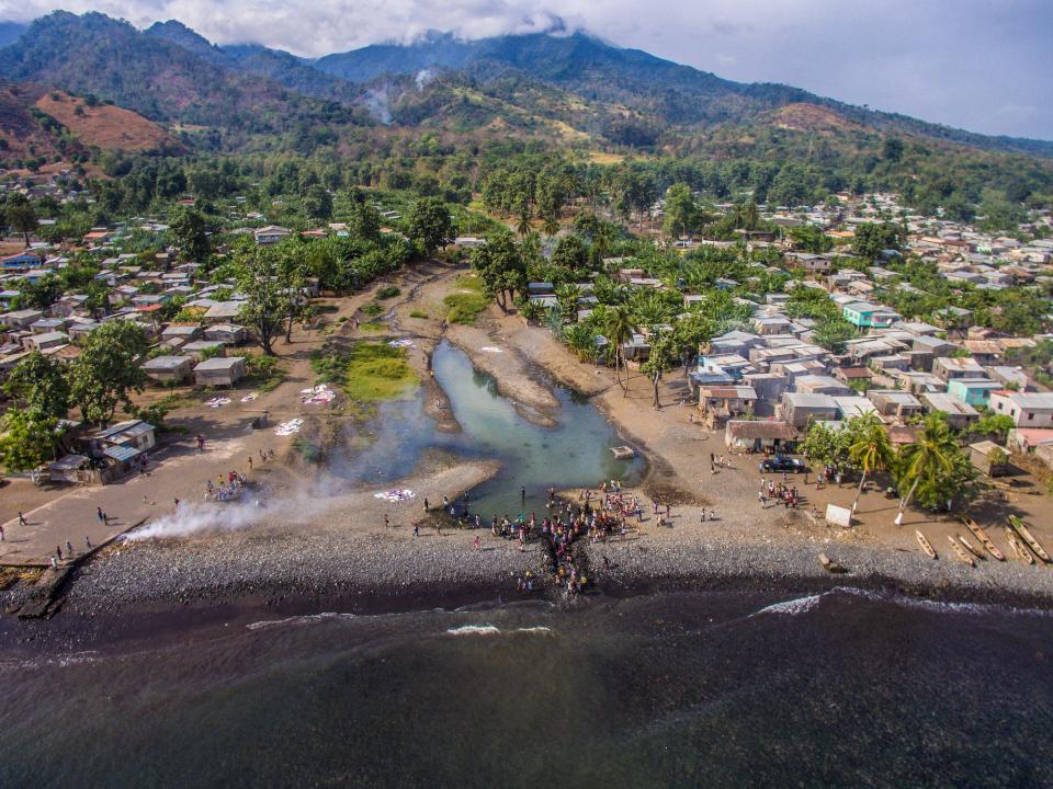 Picture of Communities in São Tomé and Príncipe work together to improve the management of the Provaz River catchment and to secure the water supply in the future.