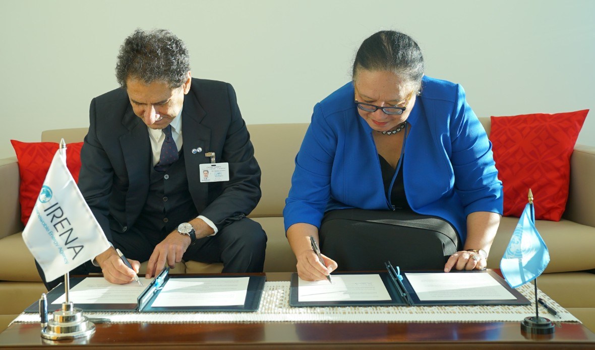 UN-OHRLLS Under-Secretary-General Fekitamoeloa Katoa ‘Utoikamanu (right) and IRENA Director-General Francesco La Camera (left)