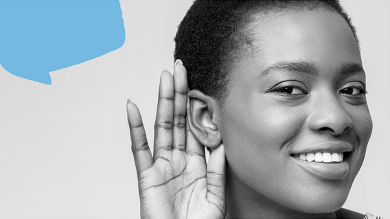 une femme tend l'oreille pour mieux écouter