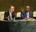 Le Secrétaire général de l’ONU, Ban Ki-moon (gauche), dans un discours lors de la réunion de clôture de la 69ème session de l’Assemblée générale, aux côtés du 69ème Président de l’Assemblée générale de l’ONU, Sam Kutesa. Photo : ONU/Devra Berkowitz