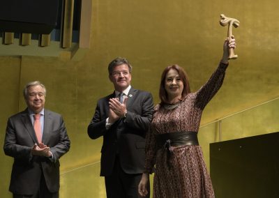 La Présidente de l'Assemblée générale, S.E. Mme María Fernanda Espinosa, lors de la séance de fermeture de la 72e session de l'Assemblée, en compagnie du Président sortant, S.E. M. Miroslav Lajčák (au centre) et du Secrétaire général de l'ONU.
