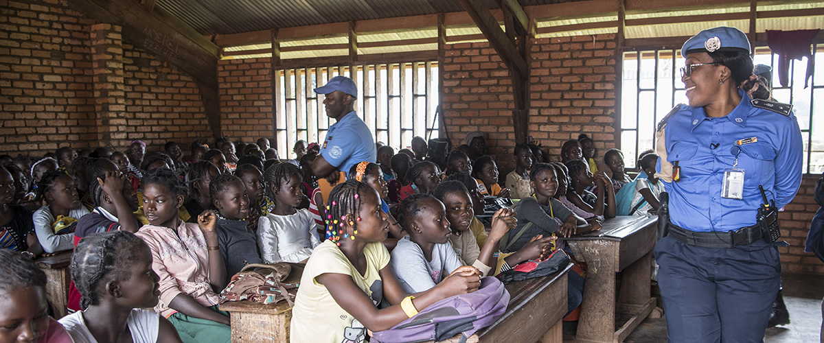 Сотрудница Миссии ООН в Центральноафриканской Республике проводит урок по борьбе с насилием в отношении девушек. Фото ООН/Эскиндер Дебебе