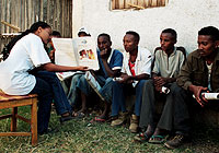 Члены Ассоциации по борьбе со СПИДом «Taбор Вегаган». Фото ЮНИСЕФ.