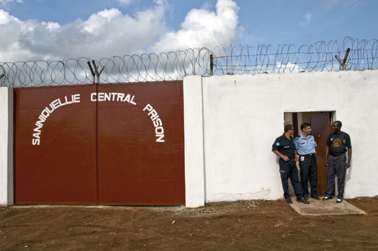 Два сотрудника ООН по исправительной деятельности разговаривают с либерийским коллегой в недавно построенном на средства МООНЛ и Фонда миростроительства ООН исправительном центр в Санниквелли, что на северо-востоке Либерии, 2010 год. Фото ООН/Стейтон Винтер
