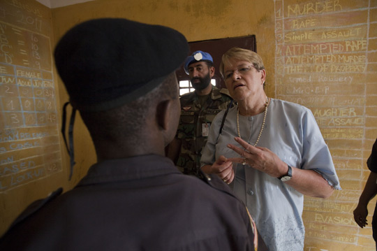 Специальный представитель Генерального секретаря по Либерии Эллен Маргрете Лоэдж беседует с либерийским сотрудником следственного изолятора, 2011 год. Фото ООН/Стейтон Винтер