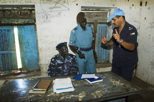 Офицер полиции ООН обсуждает ситуацию в следственном изоляторе местного полицейского участка в Насере, штат Верхний Нил, Судан, 2010 год. Фото ООН/Пол Бэнкс