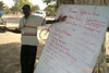 Сотрудник ООН по правам человека из состава бывшей Миссии ООН в Чаде и Центральноафриканской Республике (МИНУРКАТ) проводит обучение для персонала тюрьмы в восточной части Чада, 2007 год. Фото ООН/МИНУРКАТ