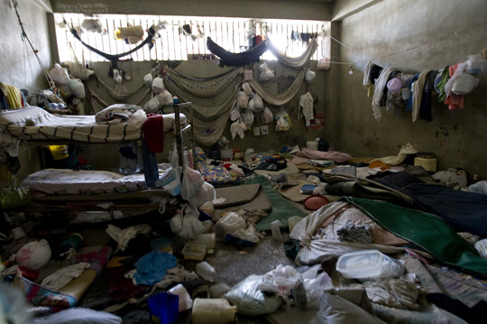 В камере с единственной двухъярусной кроватью в центральной тюрьме Гаити содержатся десятки заключенных. Переполненные и грязные тюрьмы являются нормой во многих бедных странах, в частности, в которых идет процесс постконфликтного восстановления, 2011 год. Фото ООН/Логан Абасси