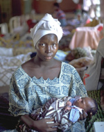 Фатмата, 18 лет, держит шестидневного младенца, рожденного в больнице на юге города Бо. В Сьерра-Леоне зафиксирован наиболее высокий в мире уровень смертности во время беременности и родов. Фото: ЮНИСЕФ.
