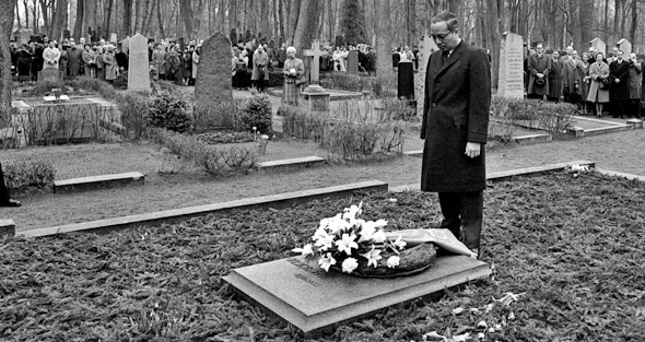 У Тан, исполняющий обязанности Генерального секретаря, во время возложения венка на могилу Дага Хаммаршельда в 1962 году.