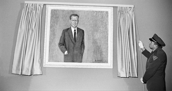 Открытие портрета Дага Хаммаршельда в Центральных учреждениях ООН в 1966 году.