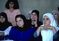 Девочки и мальчики, желающие стать советниками по делам мира, во время десятидневной подготовки в Северном Ливане. Фото ЮНИСЕФ.