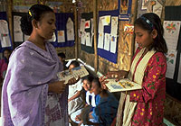 A teacher listens to a girl (not Manju) read in the Mirpur neighborhood in Dhaka, capital of Bangladesh. Фото ЮНИСЕФ.