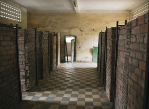 Une salle du Musée Tuol Sleng du génocide à Phnom Penh (Cambodge), sur le site de la tristement célèbre prison S-21 des Khmers Rouges, où la torture était systématiquement pratiquée. Photo ONU/Mark Garten